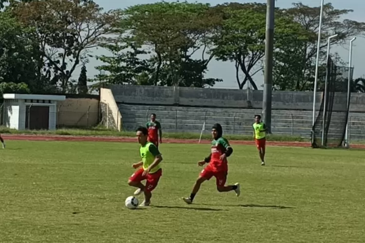 Pemain Persik Kendal saat latihan perdana jelang laga ujicoba melawan Kendal Tornado FC dan PSIS Semarang di Stadion Kebondalem Kendal.  (edi prayitno/kontributor kendal)