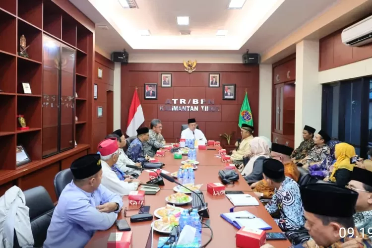 Menteri Nusron bertemu organisasi masyarakat Islam serta lembaga keagamaan untuk mempercepat sertipikasi tanah wakaf dan rumah ibadah di Kalimantan Timur