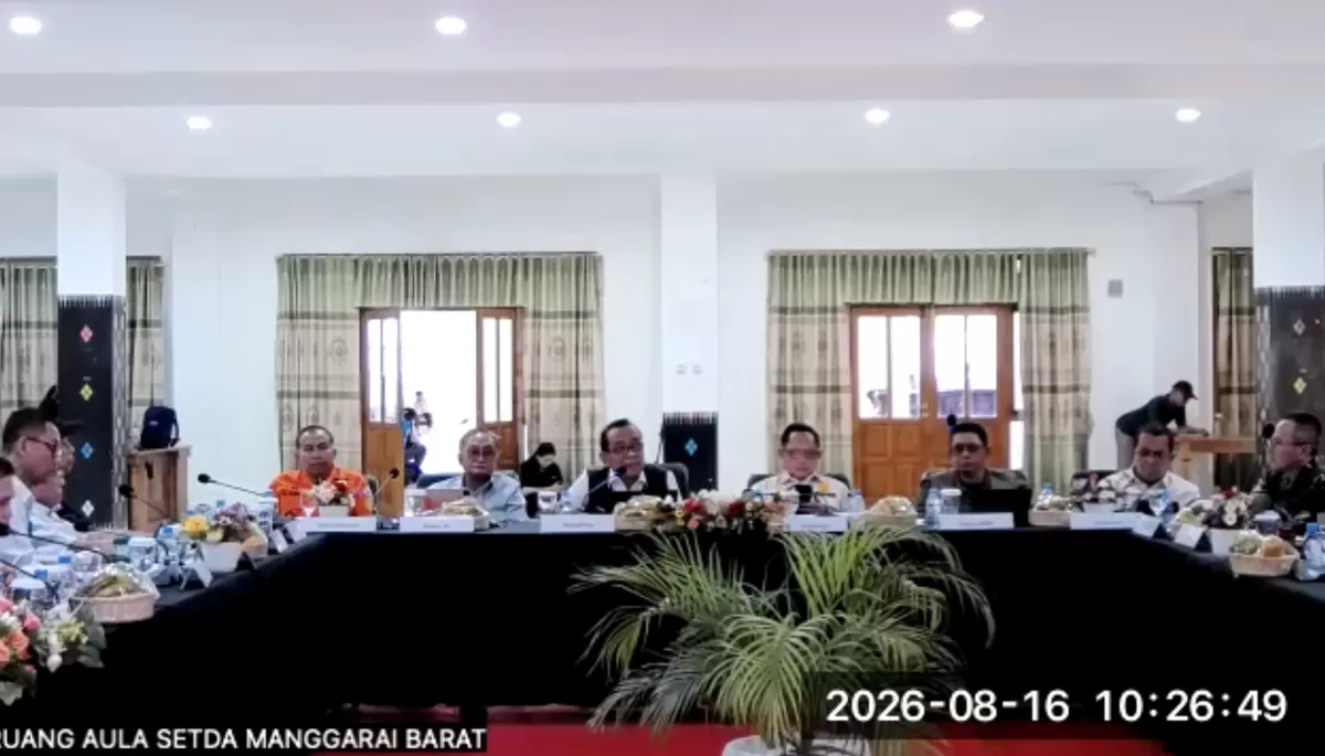 Menteri Koordinator Bidang Pembangunan Manusia dan Kebudayaan (Menko PMK) Pratikno dalam rapat koordinasi penanggulangan bencana gempa Pulau Flores, NTT, pada Minggu (16/8/2026). (Dok. Bakom RI)