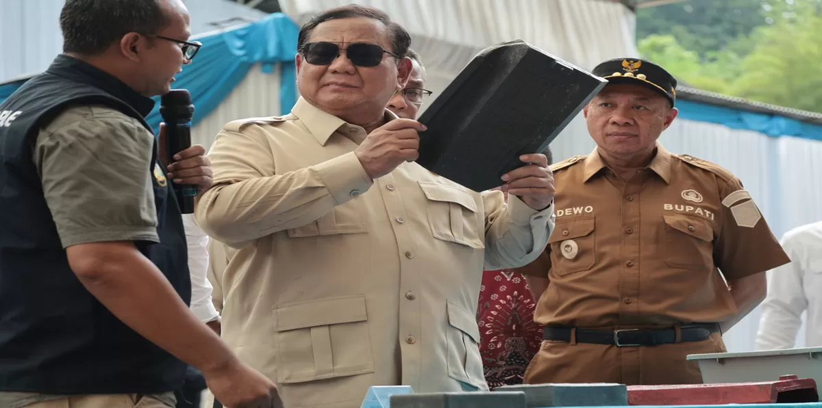 Presiden RI Prabowo Subianto menilai inovasi pengolahan sampah menjadi genteng di Tempat Pemrosesan Sampah Terpadu (TPST) Berbasis Lingkungan &amp; Edukasi di Kabupaten Banyumas, Jawa Tengah, sebagai langkah konkret. (Kalimantansatu.com/Dok. Bakom RI)