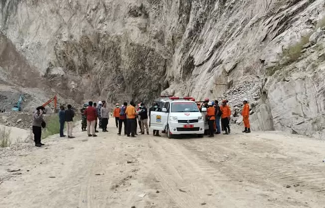 Korban Tertimbun Longsor Tambang di Cirebon Bertambah 17 Jiwa Meninggal Dunia   (Rudi)