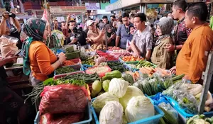 Blusukan ke Pasar Cihapit Bandung, Gibran Borong Bahan Pokok
