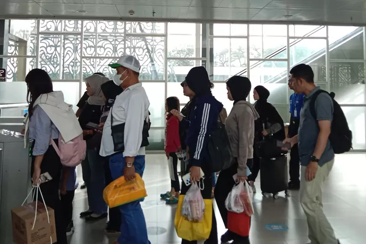 Para penumpang KA Bandara tertib saat hendak naik.