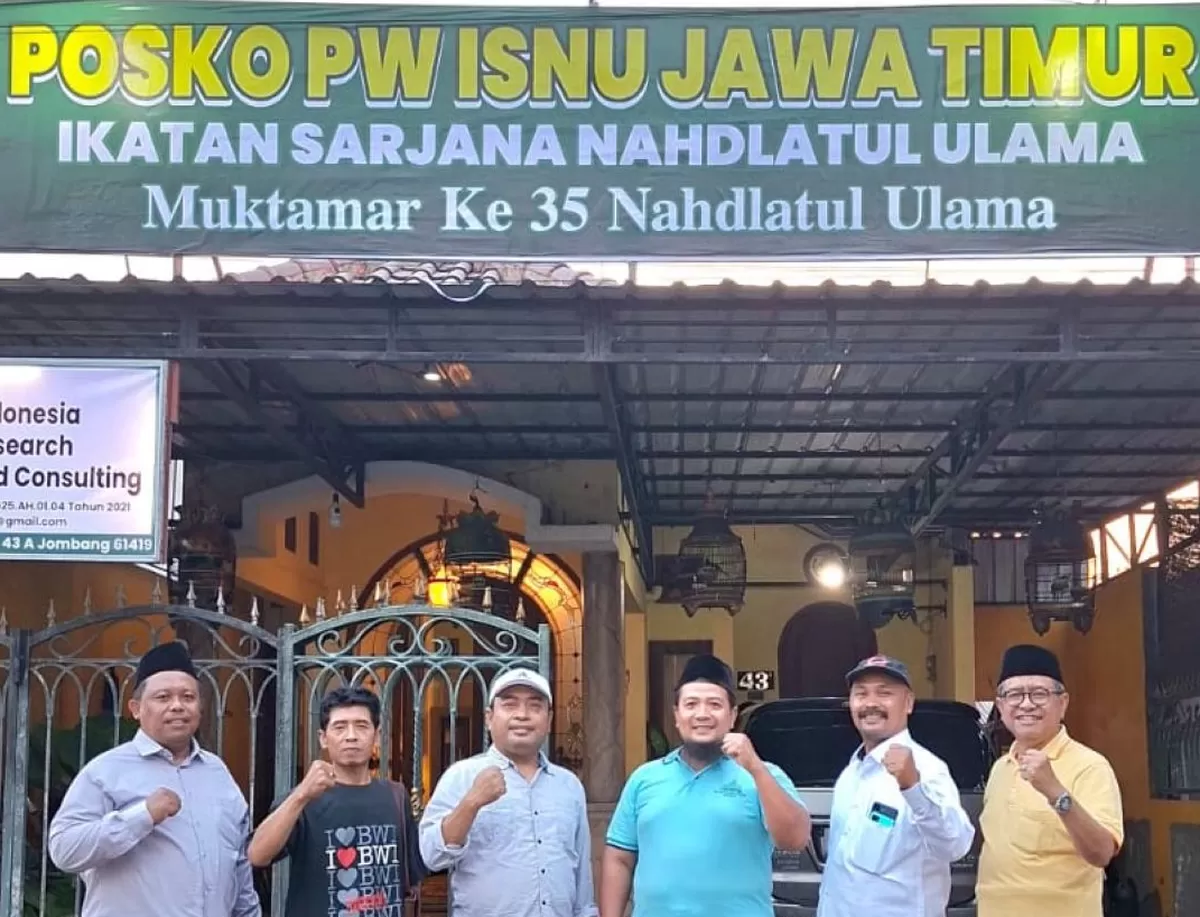 Para Pengurus PW ISNU Jatim usai mendirikan posko Muktamar ke 35 NU di Tambakberas, Jombang. (As'ad Choirudin/SketsaNusantara.id)