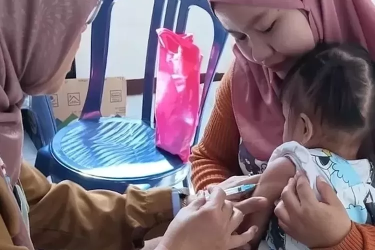 Ilustrasi: Pemeriksaan balita di posyandu. (AGNESYA WIANDA/RADAR DEPOK)