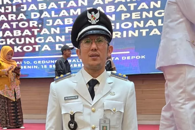 Lurah Pengasinan, Ari Andriana.  (ALDY RAMA/RADAR DEPOK)