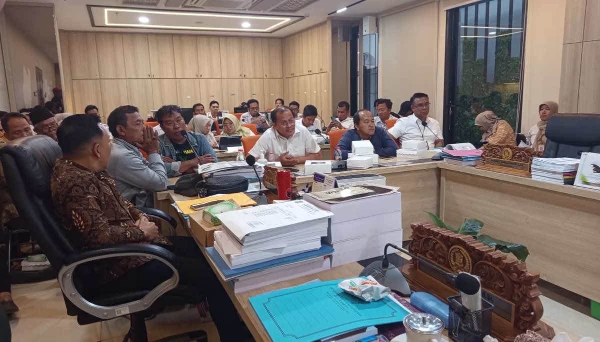 Rapat dengar pendapat Komisi C DPRD Surabaya yang melibatkan warga keputih dengan PT Taman Timur, Rabu (23/9/2026) 