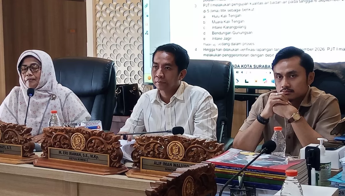 Ketua Komisi C DPRD Kota Surabaya dari Fraksi PDIP, Eri Irawan (tengah) 