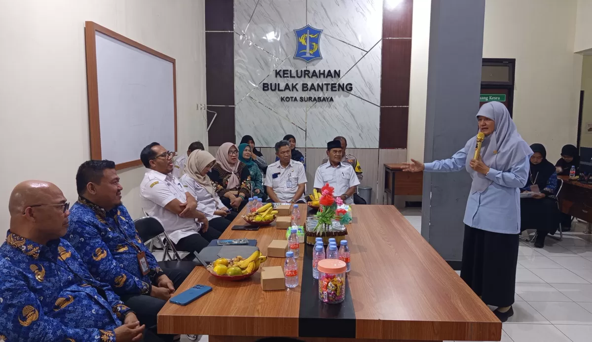 Anggota Komisi X DPR RI dari Fraksi PKS, Reni Astuti, saat mengunjungi Kelurahan Bulak Banteng, Kecamatan Kenjeran, Surabaya, Rabu (28/10/2026).