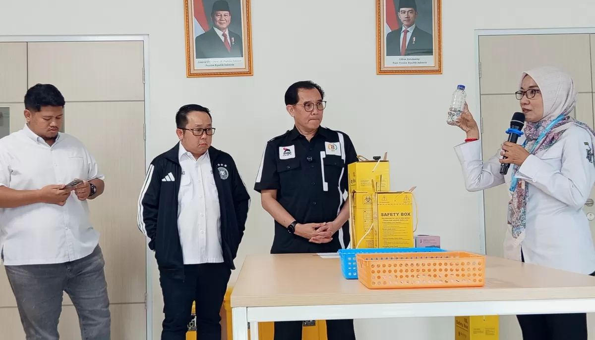 Anggota Komisi D DPRD Surabaya, William Wira kusuma (tengah) bersama koleganya, Arjuna Rizky Kresna dan dr. Michael Leksodimulyo saat sidak penanganan limbah B3 di RSUD Eka Candrarini Surabaya
