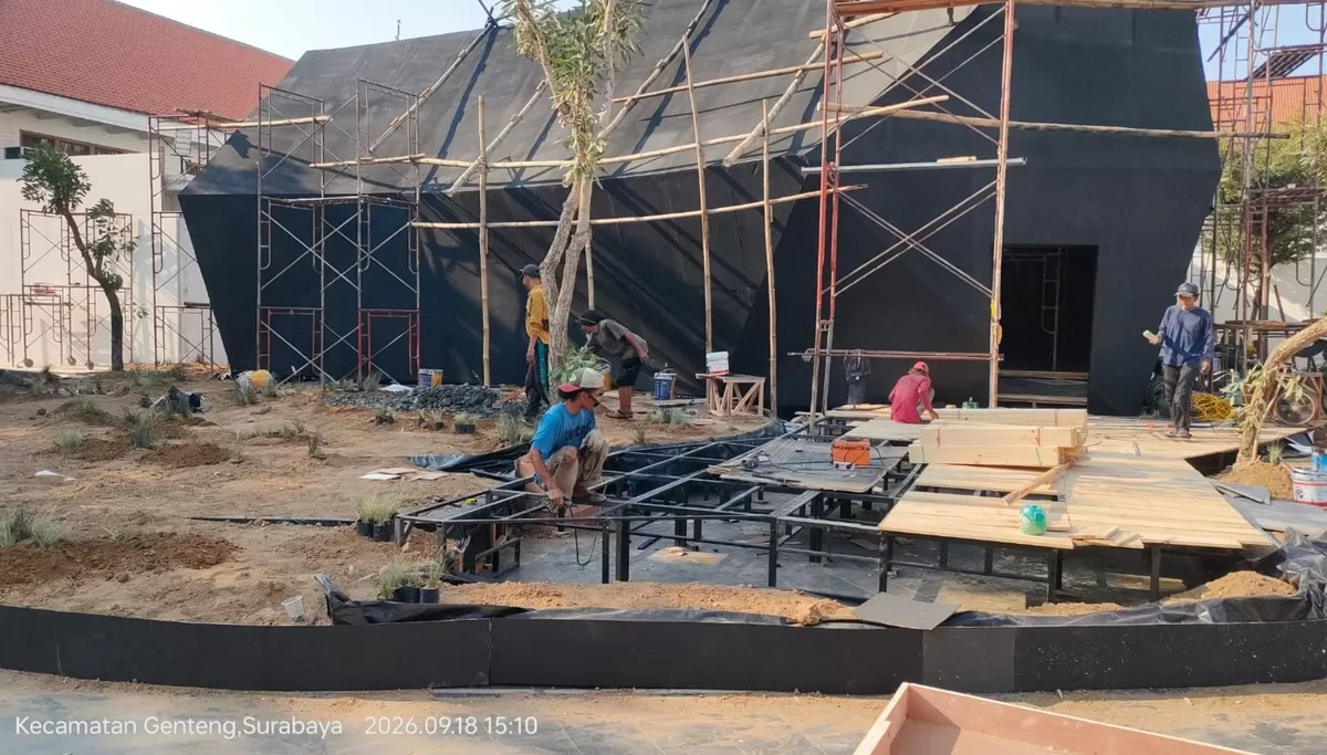 Pemandangan penutupan kolam di area depan alun-alun Suroboyo, balai kota Surabaya sebelum pembukaan pameran ARTSUBS 2026