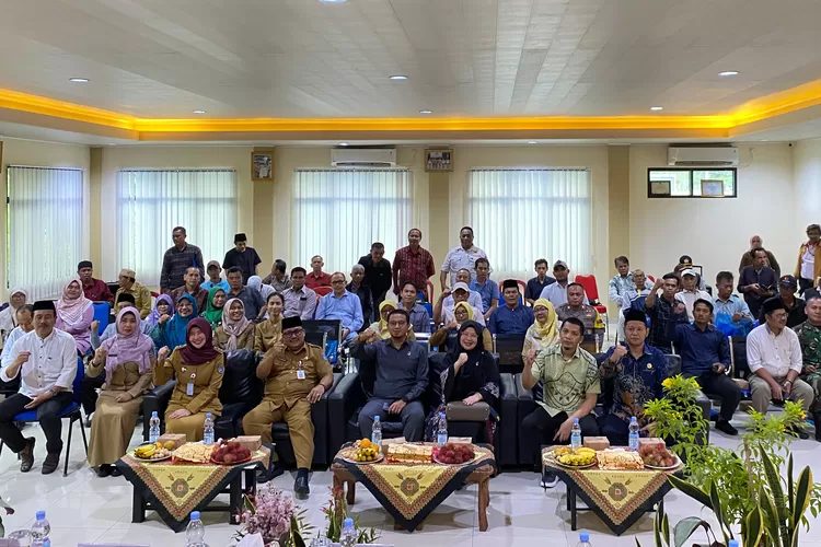 Foto bersama acara Musrenbang Kelurahan Leuwinanggung, Kecamatan Tapos, Kota Depok, Senin (3/2). (AGNESYA WIANDA/RADAR DEPOK)