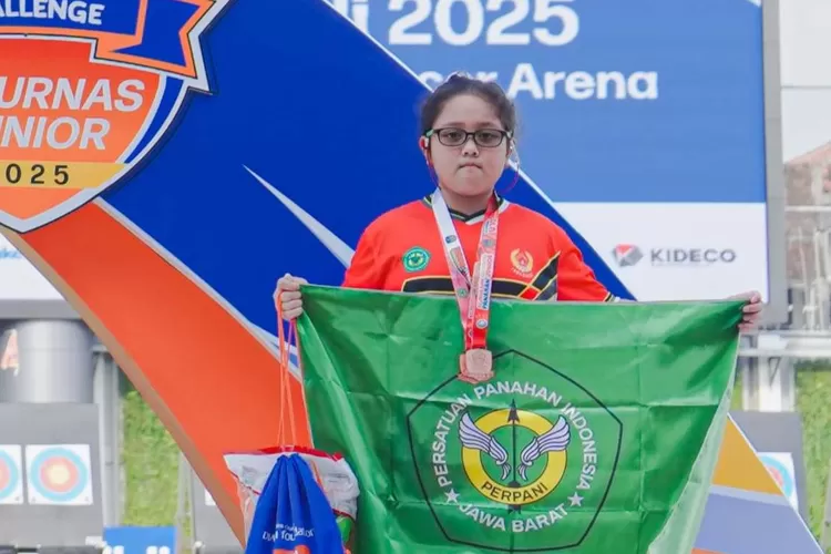 Elsafa Nindya Putri Baihaqi yang berhasil menyabet Perunggu di Kejuraan Nasional Junior Panahan 2025 di Kabupaten Kudus. (ANDIKA EKA/RADAR DEPOK)