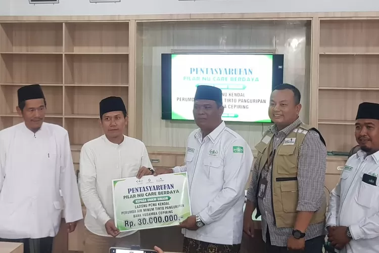 Penyerahan bantuan modal kepada UMKM dari zakat mal PDAM Tirta Panguripan Kendal.  (dokumen)