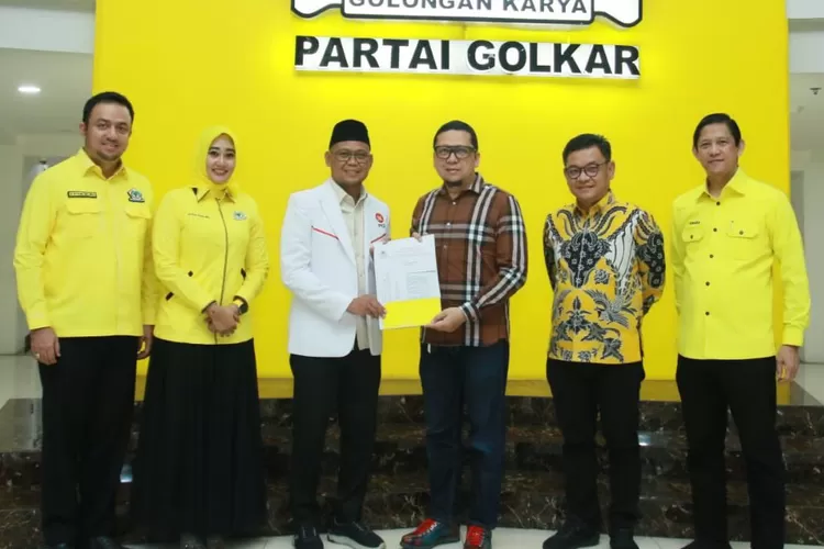 (kiri ke kanan) Ketua DPD Partai Golkar Depok Farabi A Arafiq, Calon Wakil Walikota Depok Ririn Farabi Arafiq, Calon Walikota Depok Imam Budi Hartono, Wakil Ketua Umum Partai Golkar Ahmad Dolly, Ketua DPD Golkar Jabar Ace Hasan Syadzily, dan Sekretaris DPD Golkar Jabar MQ Iswara, menyerahkan SK. (ISTIMEWA)