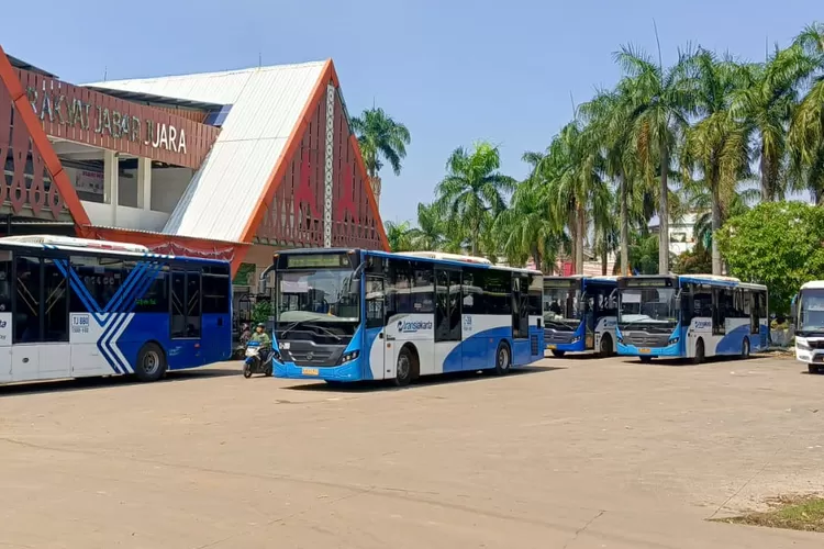 BEROPEREASI : Potret sejumlah transportasi umum yang ada di Kota Depok. Mulai dari kereta, Transjabodetabek, Biskita, angkot. (ALDY RAMA/RADAR DEPOK)