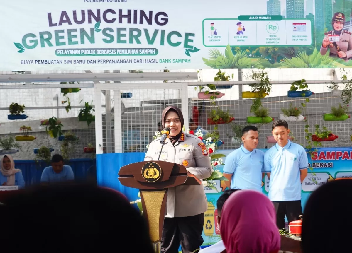 Polres Metro Bekasi menghadirkan program Green Service yang memungkinkan masyarakat membayar biaya pembuatan SIM dan SKCK menggunakan hasil tabungan sampah plastik