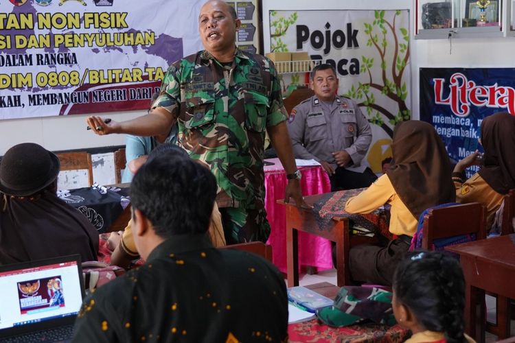 Sinergi Aparat Keamanan Bangun Karakter Bangsa di SDN Krisik Blitar