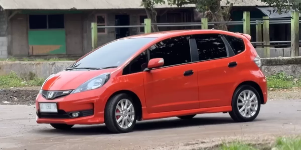  Tampilan Honda Jazz RS 2013 manual (GE8)  dengan warna oranye limited edition. (Tangkapan layar youtube@MandiriJayaMobilAuto)