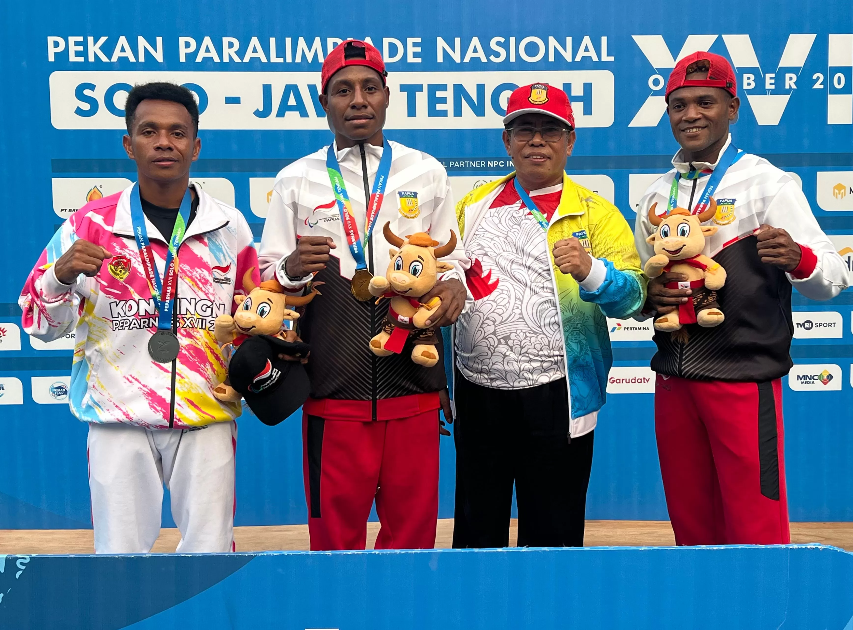 Tampak Oktovianus F. Itlay saat berfoto dengan pengurus dan pelatih NPCI Papua usia UPP di Stadion Sriwedari Solo, Jumat (11/10). (CENDERAWASIH POS/Erianto Pasae)