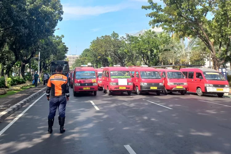 Geruduk Balai Kota, Sopir Angkot Minta Pj Gubernur Heru Buka 4 Rute Mikrotrans di Jakut