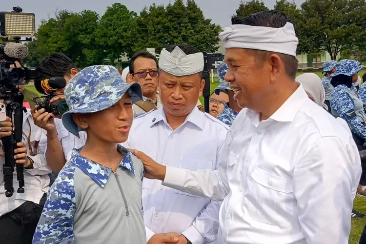 Gubernur Jawa Barat, Dedi Mulyadi menghampiri para peserta barak militer di di Lapangan Batalyon Infanteri (Yonif) Para Raider 328/Dirgahayu, Kota Depok. (ALDY RAMA/RADAR DEPOK)