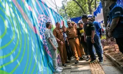 Muhammad Farhan Resmikan Tembok Mural Lodaya, Ikon Baru Bandung Selatan Bertema Olahraga