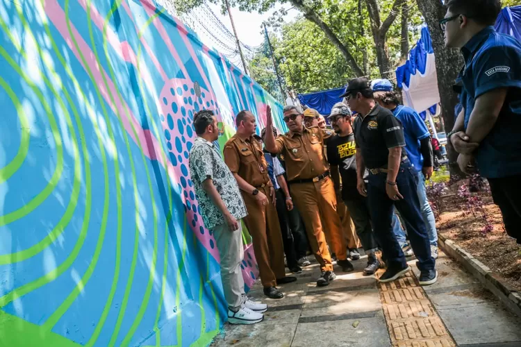 Wali Kota Bandung, Muhammad Farhan saat meresmikan Tembok Mural Lodaya di Jalan Lodaya, Selasa 29 April 2025 sebagai ikon baru kawasan Bandung Selatan. (Foto/Humas Kota Bandung.)