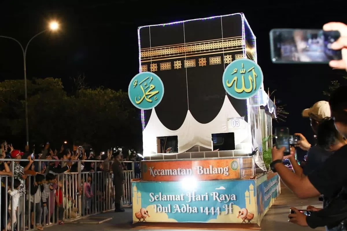 Peserta mobil hias saat memeriahkan pawai takbir menyambut Hari Raya Idul Adha pada tahun lalu.(Foto: dok Diskominfo Batam)
