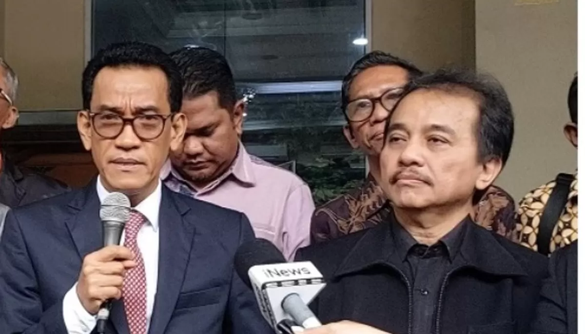 Kuasa hukum  Roy Suryo Cs Refly Harun, saat memberi keterangan pers di Polda Metro Jaya./net