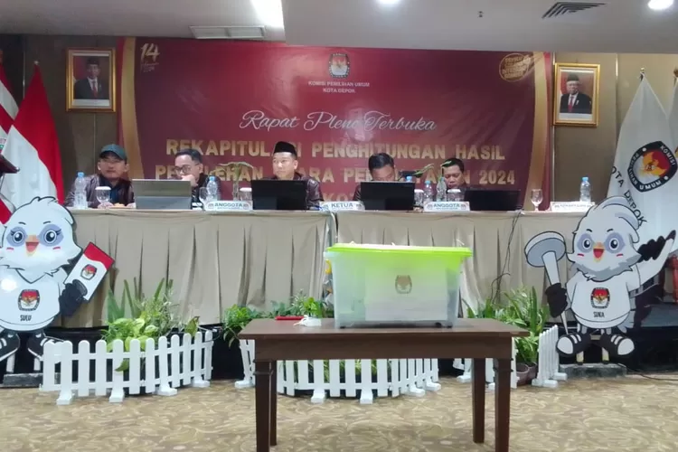 KPU Kota Depok saat melakukan Rapat Pleno Terbuka Rekapitulasi Penghitungan Hasil Perolehan Suara Pemilu 2024 tingkat kota terhadap Kecamatan Cimanggis di Hotel Santika, Jalan Margonda Raya, Kecamatan Beji, Minggu (3/3). (GERARD SOEHARLY/RADAR DEPOK)