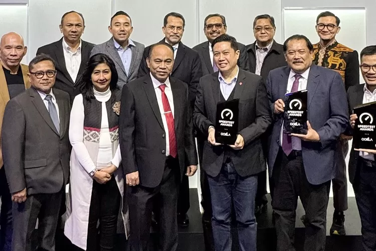 Menteri Komunikasi dan Informatika Republik Indonesia Budi Arie Setiadi (tengah depan) beserta jajarannya turut hadir di Mobile World Conference (MWC) 2024 Barcelona (27/2). (DOKUMEN TELKOMSEL )