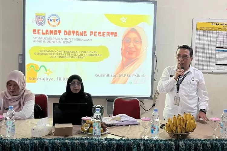 Ketua K3S Kecamatan Sukmajaya, Arif Suryadi sedang memberikan pemaparan dalam kegiatan sosialisasi penerapan 7 Kebiasaan Anak Indonesia Hebat di SDN Mekarjaya 12, di Jalan Danau Maninjau Raya, Kelurahan Abadijaya, Sukmajaya, Depok. (DOKUMEN SEKOLAH)