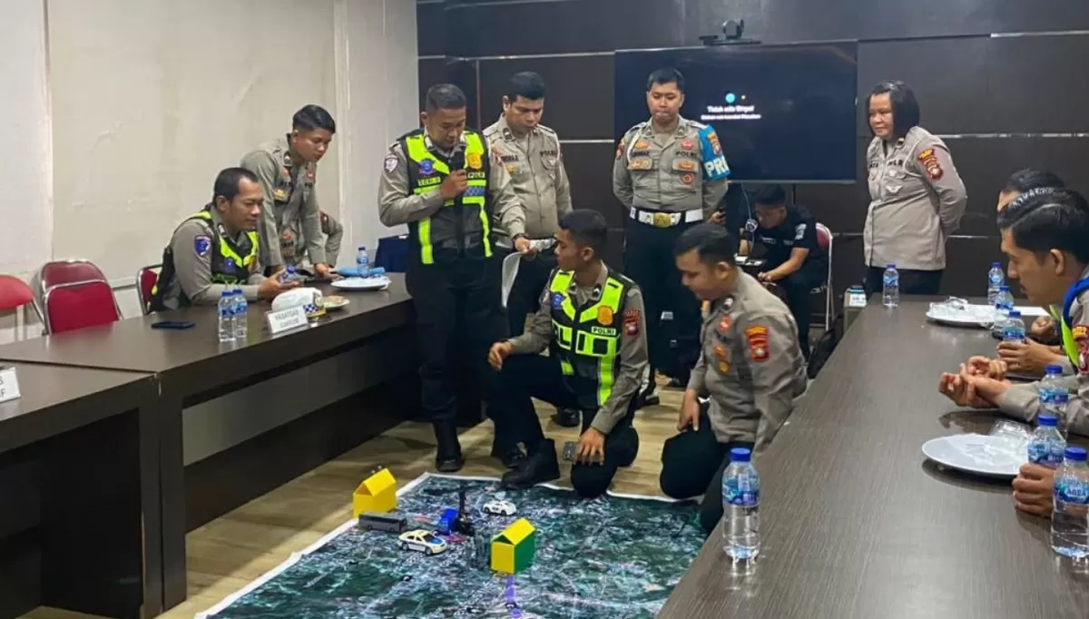 Wakapolres Lingga Kompol Darmin, bersama jajaran personel Satlantas saat mempraktikan latihan Pra Operasi Patuh Seligi 2026. (Humas Polres Lingga) 