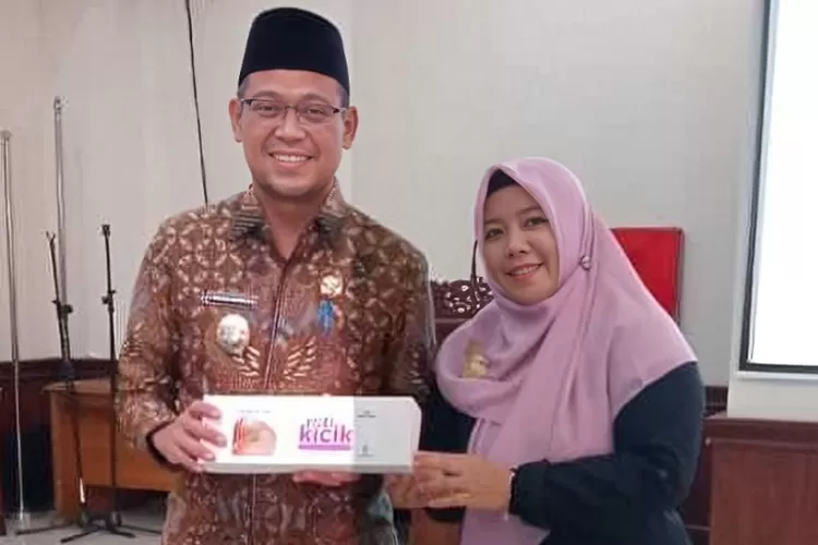 Wakil Walikota Depok Imam Budi Hartono memegang Roti Kicik Chaniago produk buatan Fitriah Chaniago yang merupakan peserta WUB Depok. (ISTIMEWA)