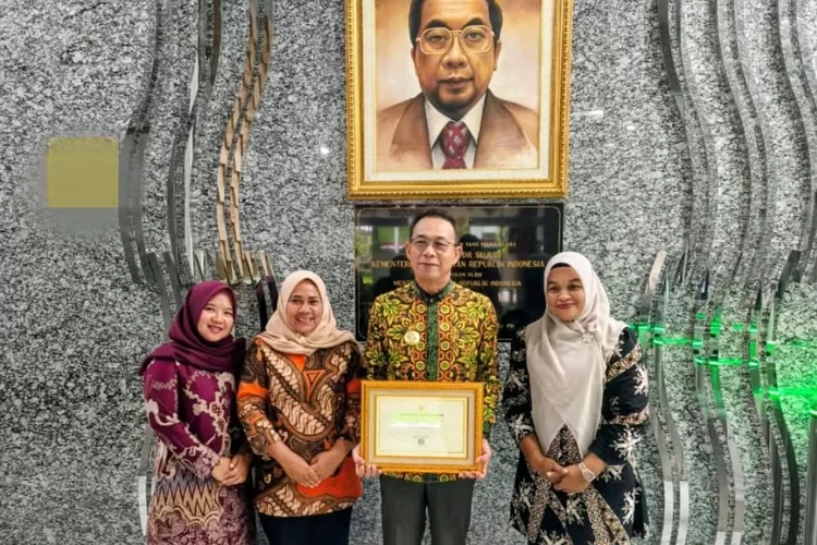 Bupati Tapsel menerima sertifikat eliminasi filariasis dari Kementerian Kesehatan Republik Indonesia, yang penyerahannya, dilakukan Wakil Menteri Kesehatan RI, Prof. dr. Dante Saksono Harbuwono, dalam acara di ruang Siwabessy, Gedung Sujudi Kementerian Kesehatan, Jakarta Selatan, Rabu (20/8/2025).