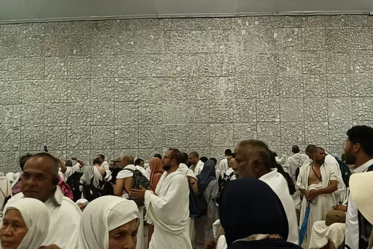 Ribuan jemaah haji asal Kota Depok sedang berada di kawasan Jamarat usai melontar jumroh. (DOK PRIBADI)