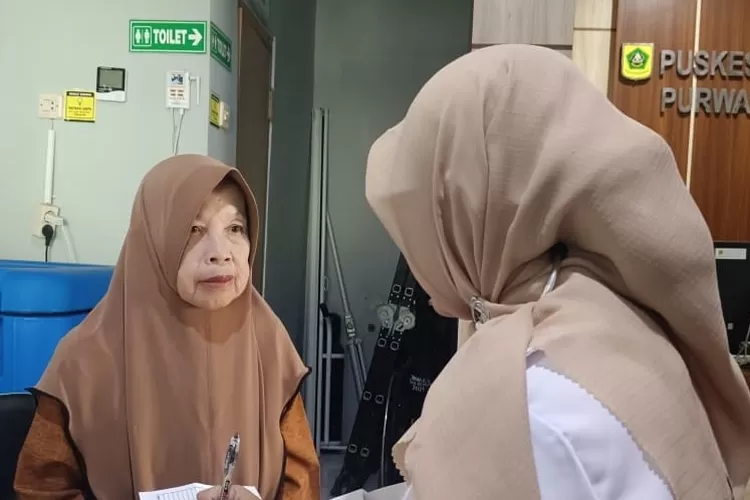 Pasien mendaftar di Puskesmas Purwasari. (KABAR BOGOR)