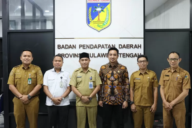 Anggota DPD/MPR-RI, Andhika Mayrizal Amir (ketiga dari kanan) saat bertemu jajaran Bapenda Sulteng, Senin (28/7/2025) dalam rangka reses. (Foto: IST).