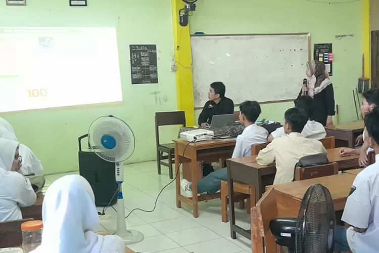 Suasana UPT Metrologi Legal saat sosialisasi kemetrologian di SMK Arridho, Kelurahan Jatimulya, Kecamatan Cilodong, Kamis (22/8). (AGNESYA WIANDA/RADAR DEPOK)