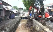 Dinas Sumber Daya Alam Jakarta Selatan keruk kali di kawasan Jagakarsa untuk mencegah banjir akibat curah hujan tinggi