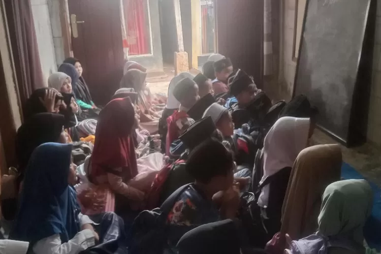 Murid MD Miftahul Iman belajar melantai karena tidak memiliki meja dan kursi. (KABAR BOGOR)