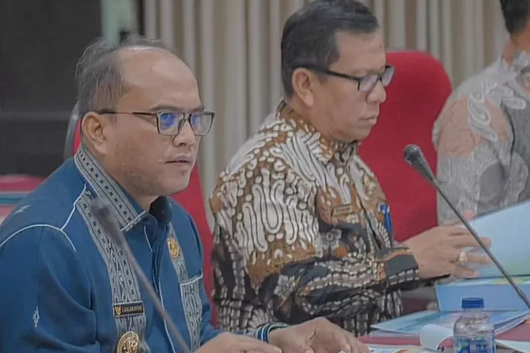 Pj Wali Kota Padangsidimpuan, Letnan Dalimunthe, menyampaikan paparan pada rapat evaluasi yang diadakan Itjen Kemendagri di Kantor Itjen Kemendagri, Jalan Medan Merdeka Timur, Jakarta Pusat, Jumat (26/4/2024).(Realitasonline.id/ RI)