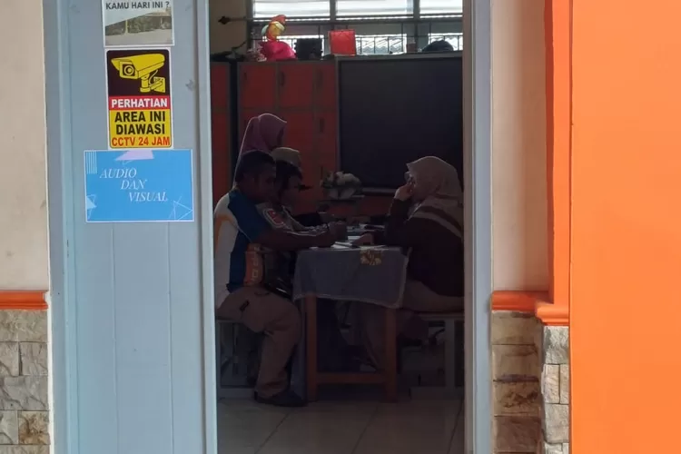 Ruang konsultasi SMPMB 2025 di SMAN 13 Depok, yang terletak di Kelurahan Cisalak Pasar, Kecamatan Cimanggis (ANDIKA EKA/RADAR DEPOK)