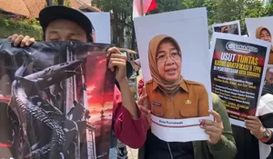 Pensiun Kok Masih Berkuasa? Jejak Erna Purnawati di Pemkot Surabaya Dipertanyakan