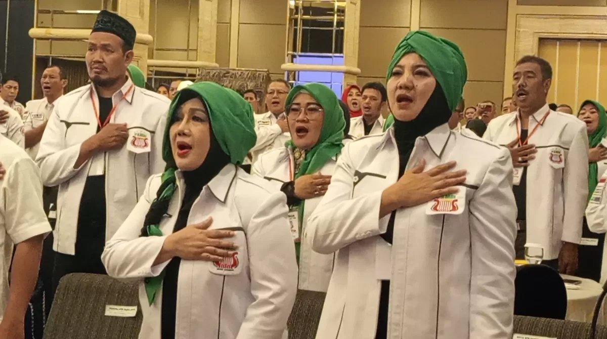 Elvira, Ketua Dewan Pimpinan Daerah Persatuan Artis Musik Dangdut Indonesia (DPD PAMDI) Jawa Timur periode 2026&ndash;2031 (kanan) 