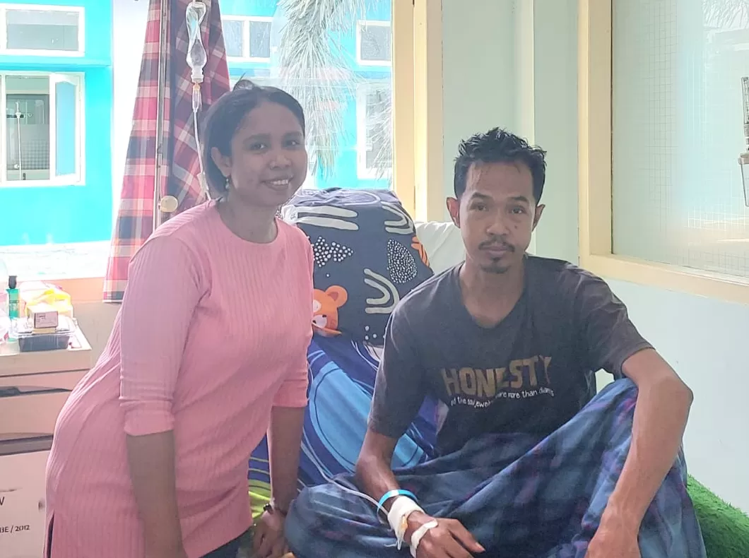 Foto-Melani bersama suaminya Baharudin tidak dapat memberikan hak suara, lantaran tidak ada TPS keliling di RSUD Abepura. (CENDERAWASIH POS/Karolus Daot)