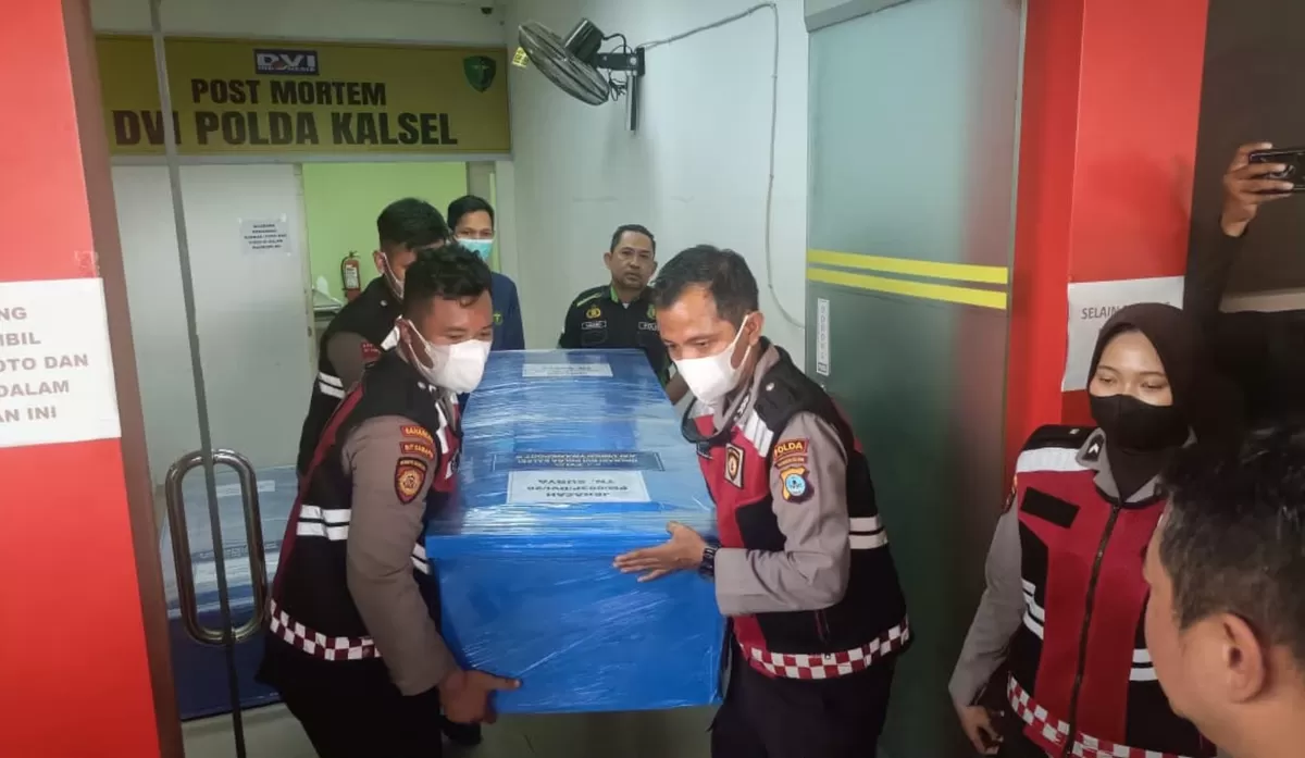 Tim Disaster Victim Identification (DVI) Polri melakukan proses identifikasi korban KM Virgo Transport 8. (Istimewa) 