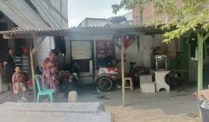Akhiri Reses di Lontar, Cak Yebe Gas Kawal U-Ditch, Bantu Rutilahu Rumah Reyot Mustofa