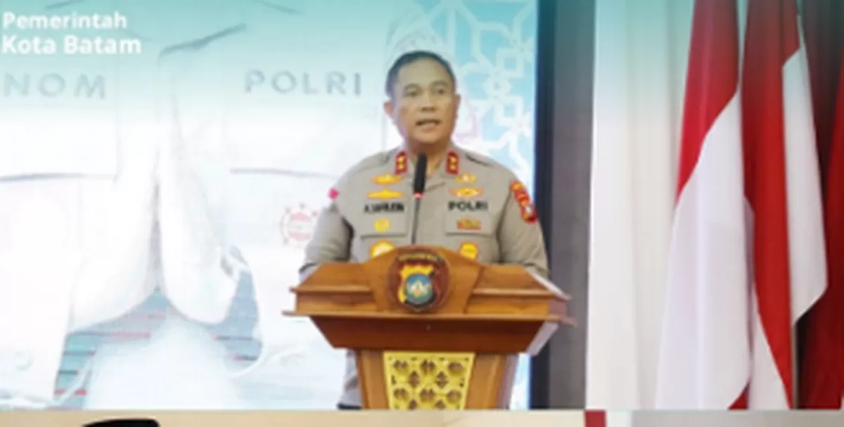 Kapolda Kepri, Irjen Asep Safrudin menyampaikan sambutan pada acara halalbihalal Idul Fitri 1447 bersama komunitas pengemudi online serta serikat buruh se-Kepri.(Foto:Diskominfo Batam)